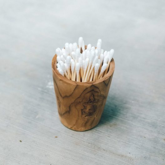 salle de bain écologique - brosse à dents en bambou et coton-tige en bambou