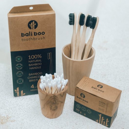 salle de bain écologique - brosse à dents en bambou et coton-tige en bambou