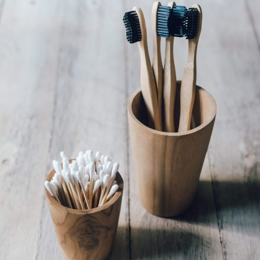 salle de bain écologique - brosse à dents en bambou et coton-tige en bambou
